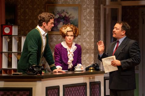  Fawlty Towers! Un clásico de la comedia británica que te hará reír a carcajadas con sus personajes extravagantes