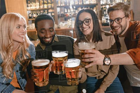  ¿Cambiará Cheers para Siempre la Forma en que Vemos la Vida en un Bar?